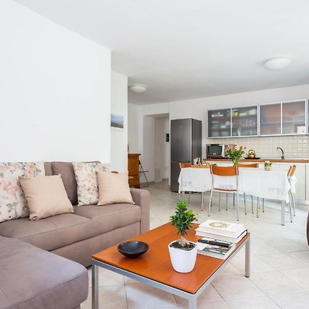 Spacious 3-Bedroom Apartment With Courtyard In Tempio Pausania - Perfect For Families 外观 照片
