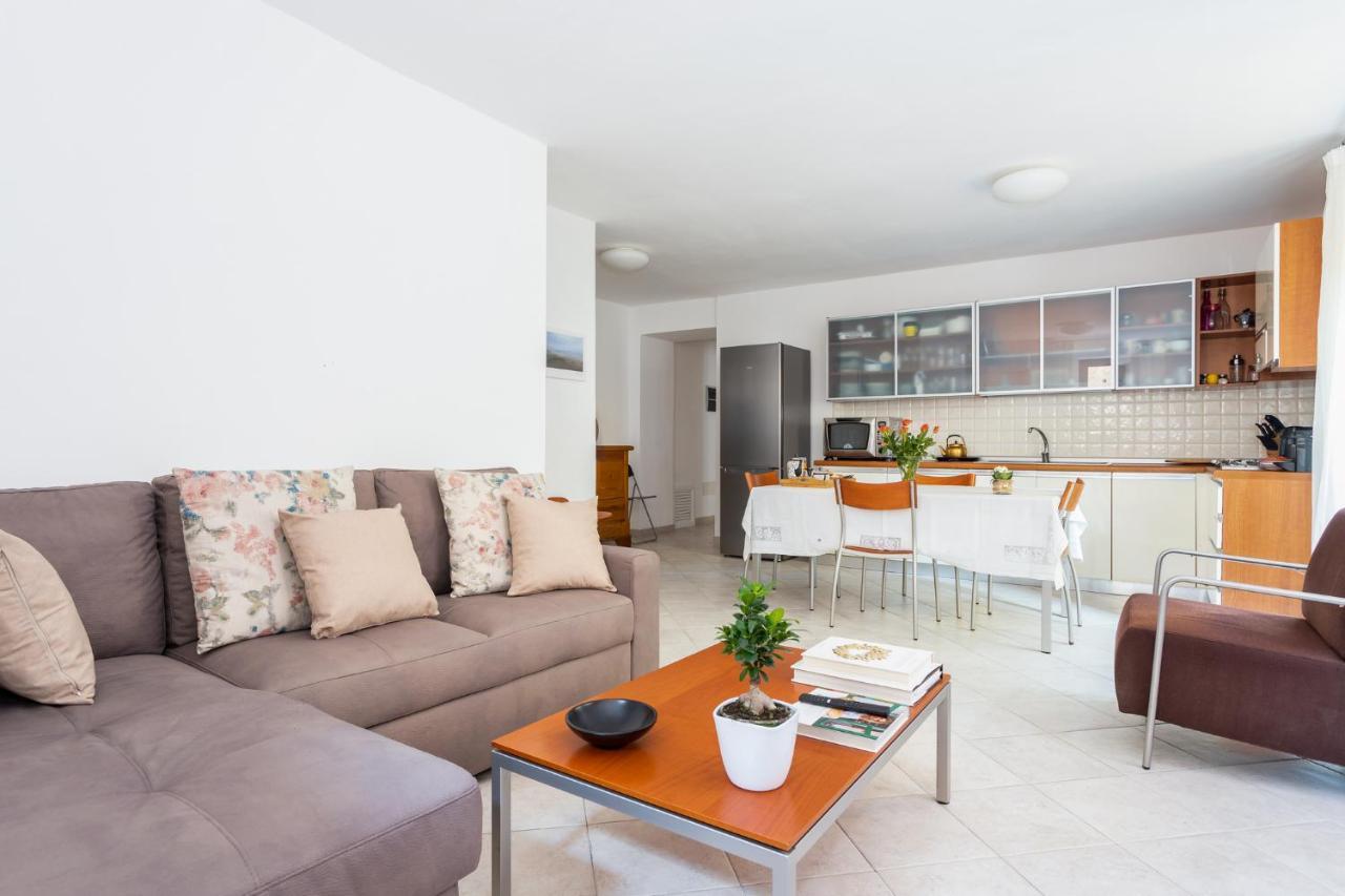 Spacious 3-Bedroom Apartment With Courtyard In Tempio Pausania - Perfect For Families 外观 照片
