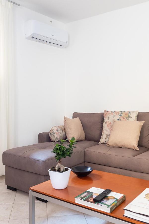 Spacious 3-Bedroom Apartment With Courtyard In Tempio Pausania - Perfect For Families 外观 照片