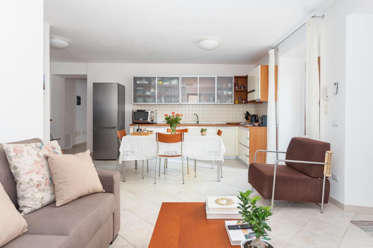 Spacious 3-Bedroom Apartment With Courtyard In Tempio Pausania - Perfect For Families 外观 照片