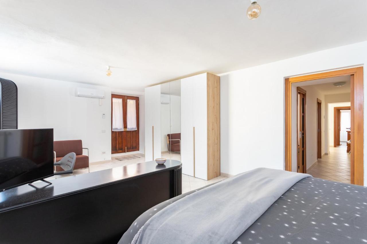 Spacious 3-Bedroom Apartment With Courtyard In Tempio Pausania - Perfect For Families 外观 照片