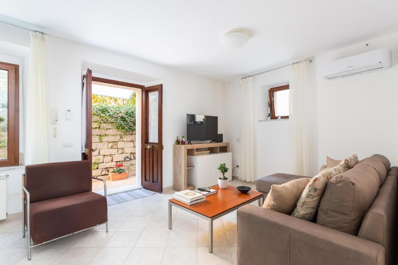 Spacious 3-Bedroom Apartment With Courtyard In Tempio Pausania - Perfect For Families 外观 照片