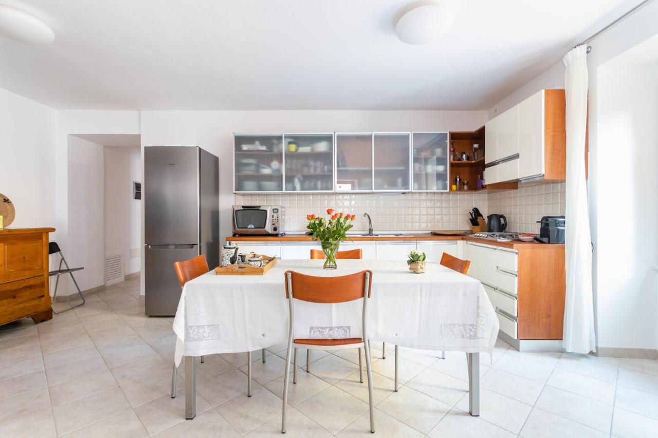 Spacious 3-Bedroom Apartment With Courtyard In Tempio Pausania - Perfect For Families 外观 照片